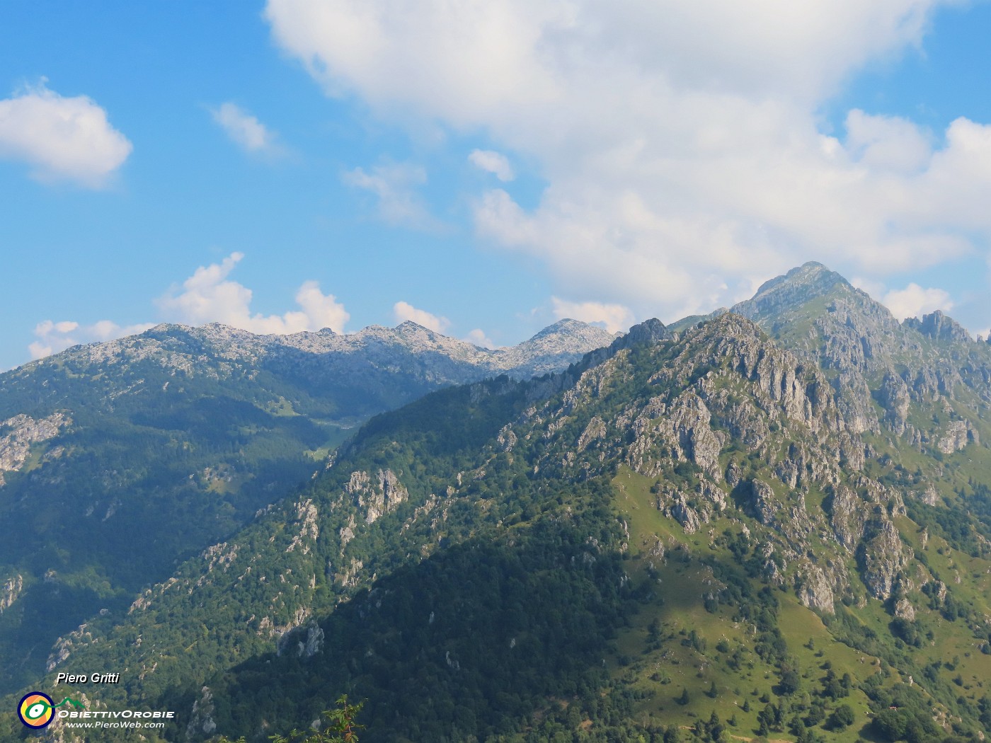 48 Zoom sulle cime d'Alben (2019 m).JPG